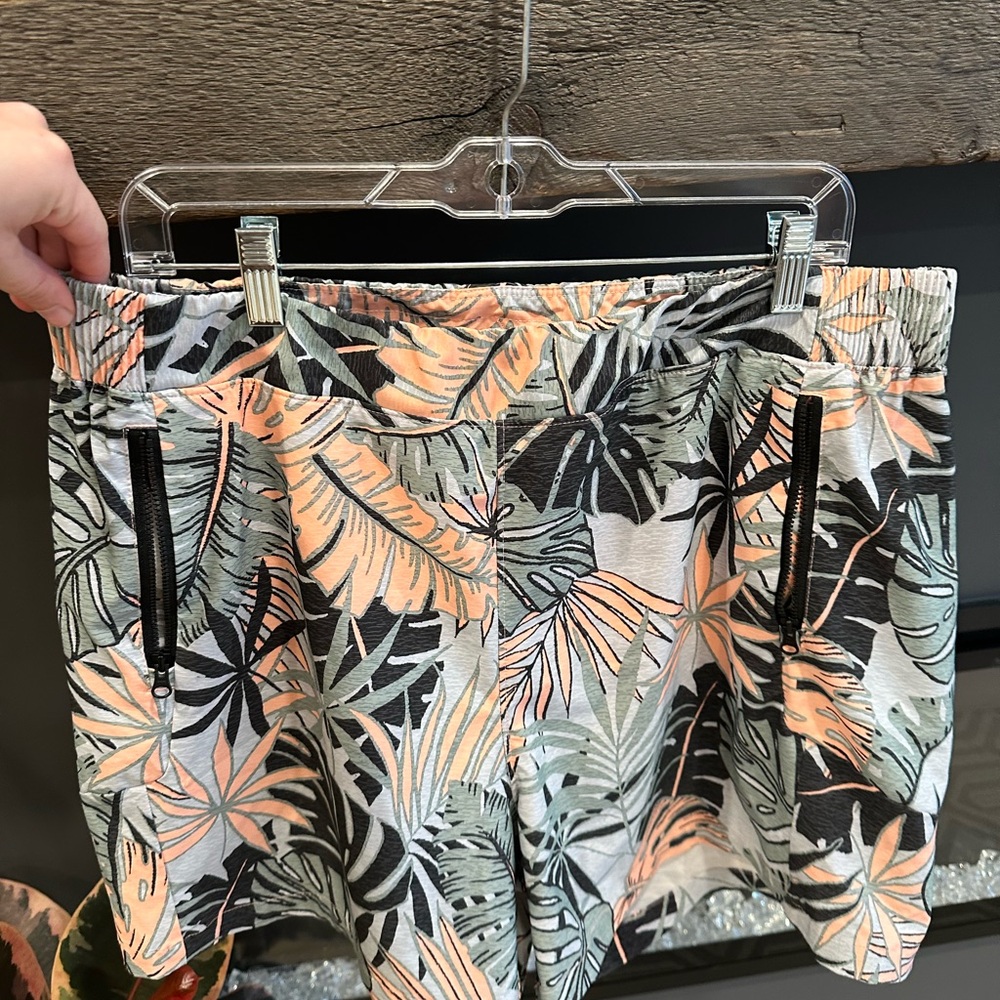 Tropical Leaf Print Women's Shorts